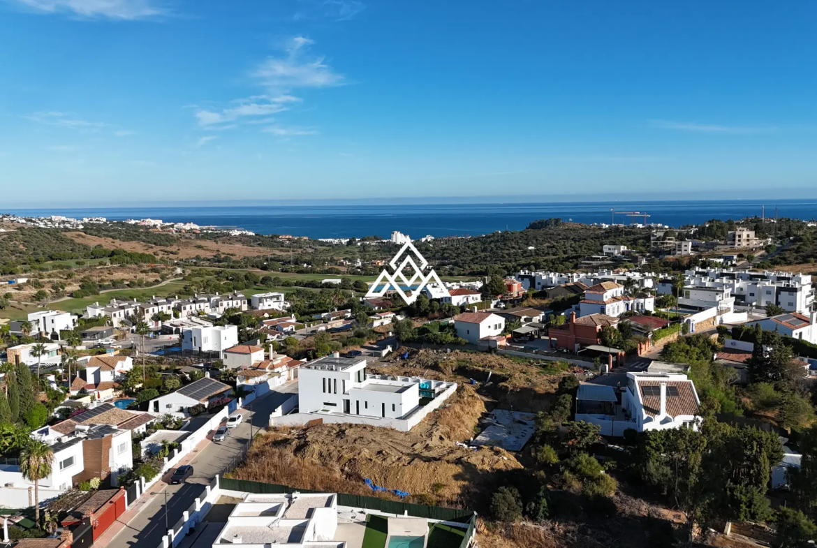 Valle Romano plot in Estepona with preliminary villa project and golf views