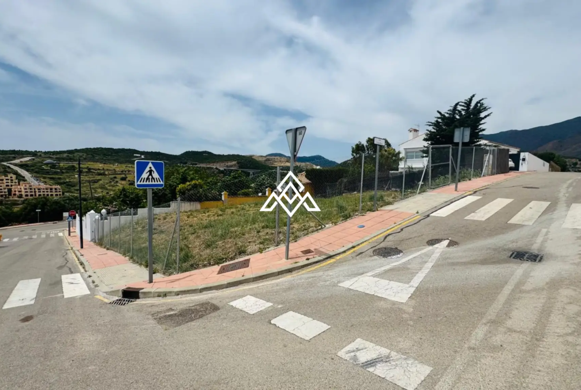 Plot for sale in Valle Romano, Estepona, with southwest orientation, golf course and Mediterranean Sea views.