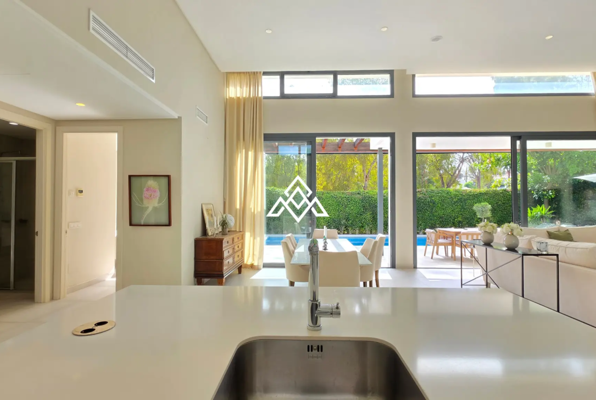 Contemporary Villa in Estepona with tourist licence, 4 bedrooms, private terraces and high rental income potential in a secure gated community.