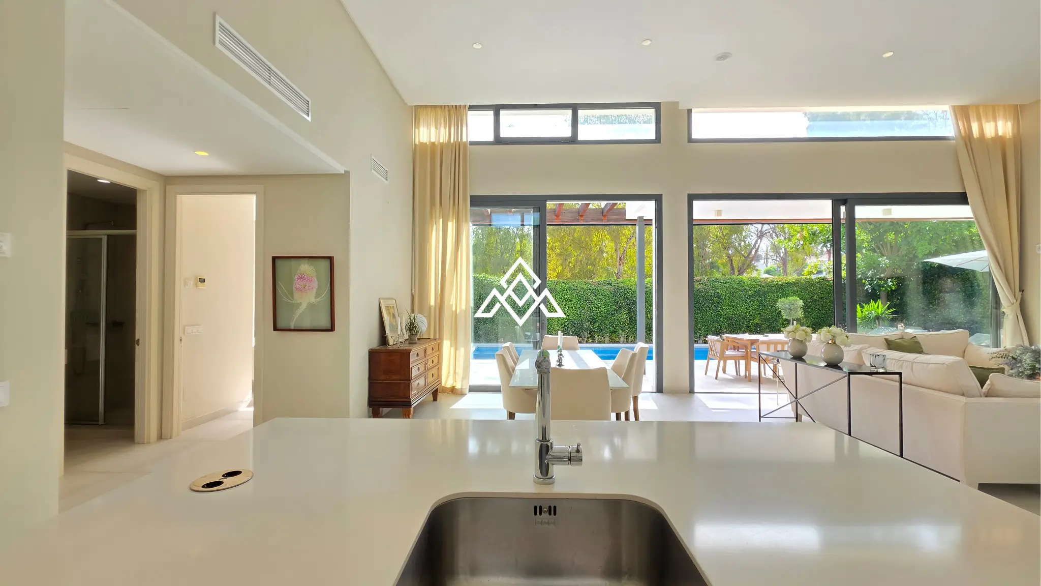 Contemporary Villa in Estepona with tourist licence, 4 bedrooms, private terraces and high rental income potential in a secure gated community.