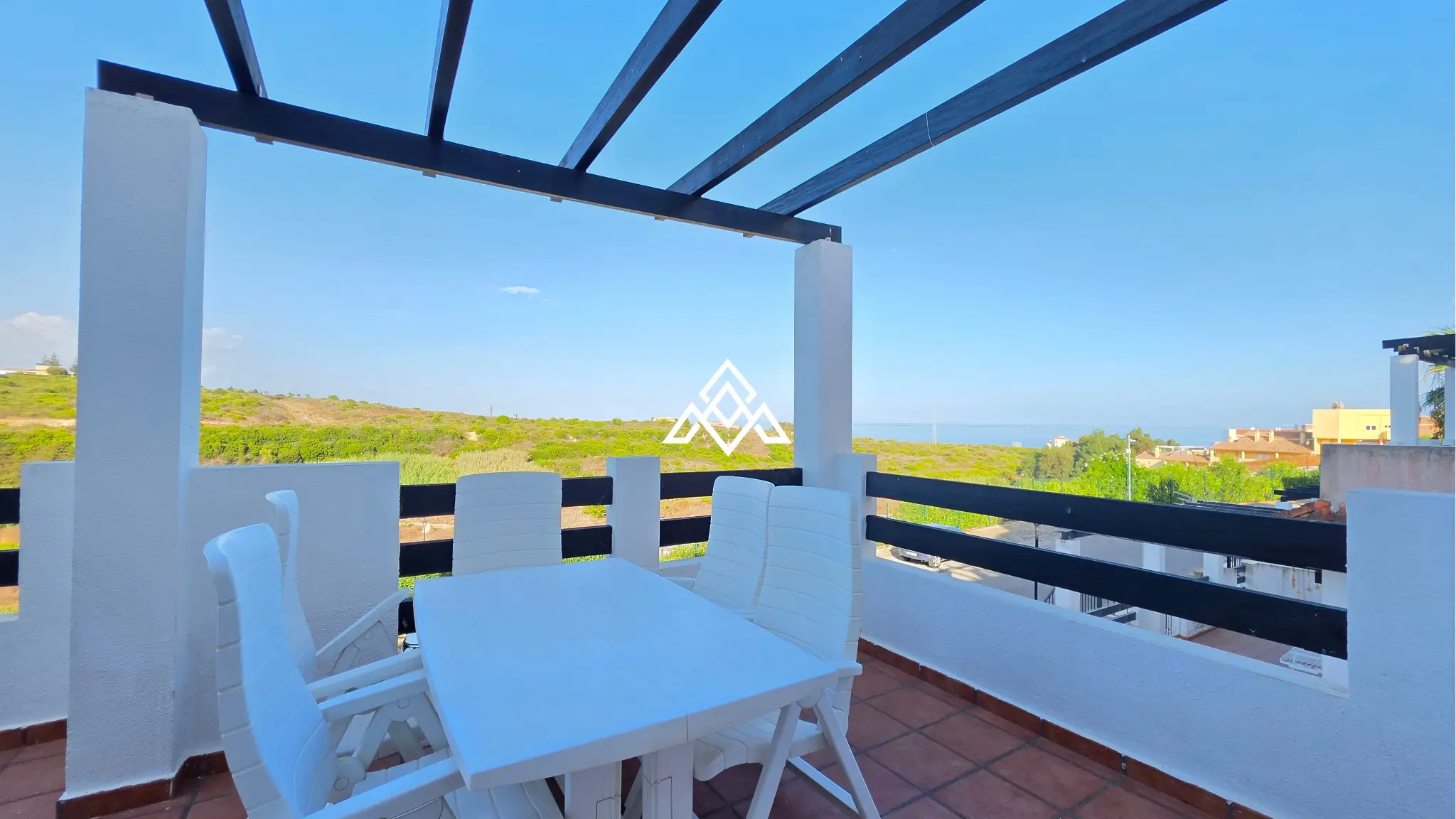 Vistalmar Duquesa apartment in Manilva with 2 bedrooms, 2 bathrooms, a 25 m² south-facing terrace and panoramic Mediterranean sea views.