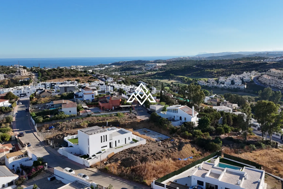 Valle Romano plot in Estepona with preliminary villa project and golf views