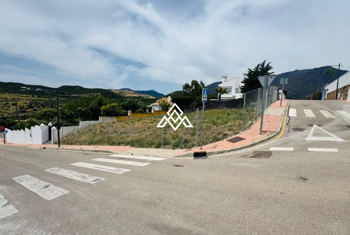 Plot for sale in Valle Romano, Estepona, with southwest orientation, golf course and Mediterranean Sea views.