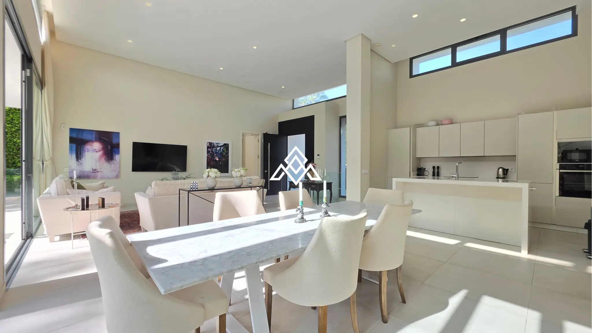 Contemporary Villa in Estepona with tourist licence, 4 bedrooms, private terraces and high rental income potential in a secure gated community.