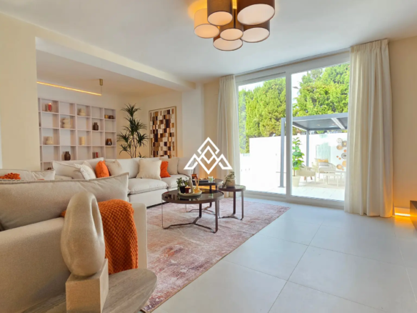 Discover this brand-new renovated Riviera del Sol villa in Mijas Costa, with panoramic sea views, 3 bedrooms, 3 bathrooms and spacious terraces.