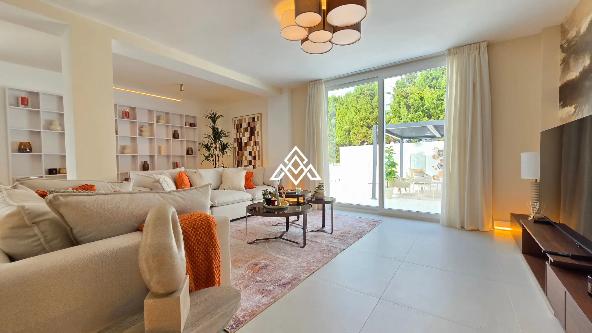 Discover this brand-new renovated Riviera del Sol villa in Mijas Costa, with panoramic sea views, 3 bedrooms, 3 bathrooms and spacious terraces.