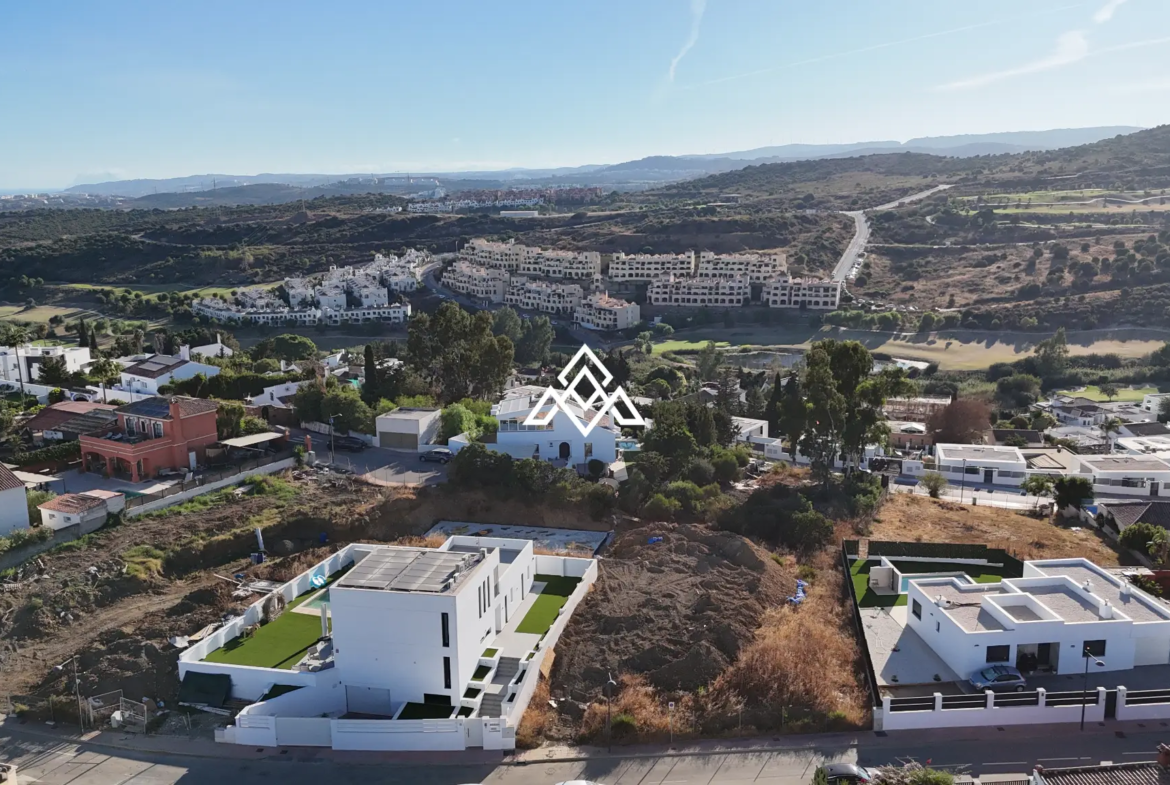 Valle Romano plot in Estepona with preliminary villa project and golf views