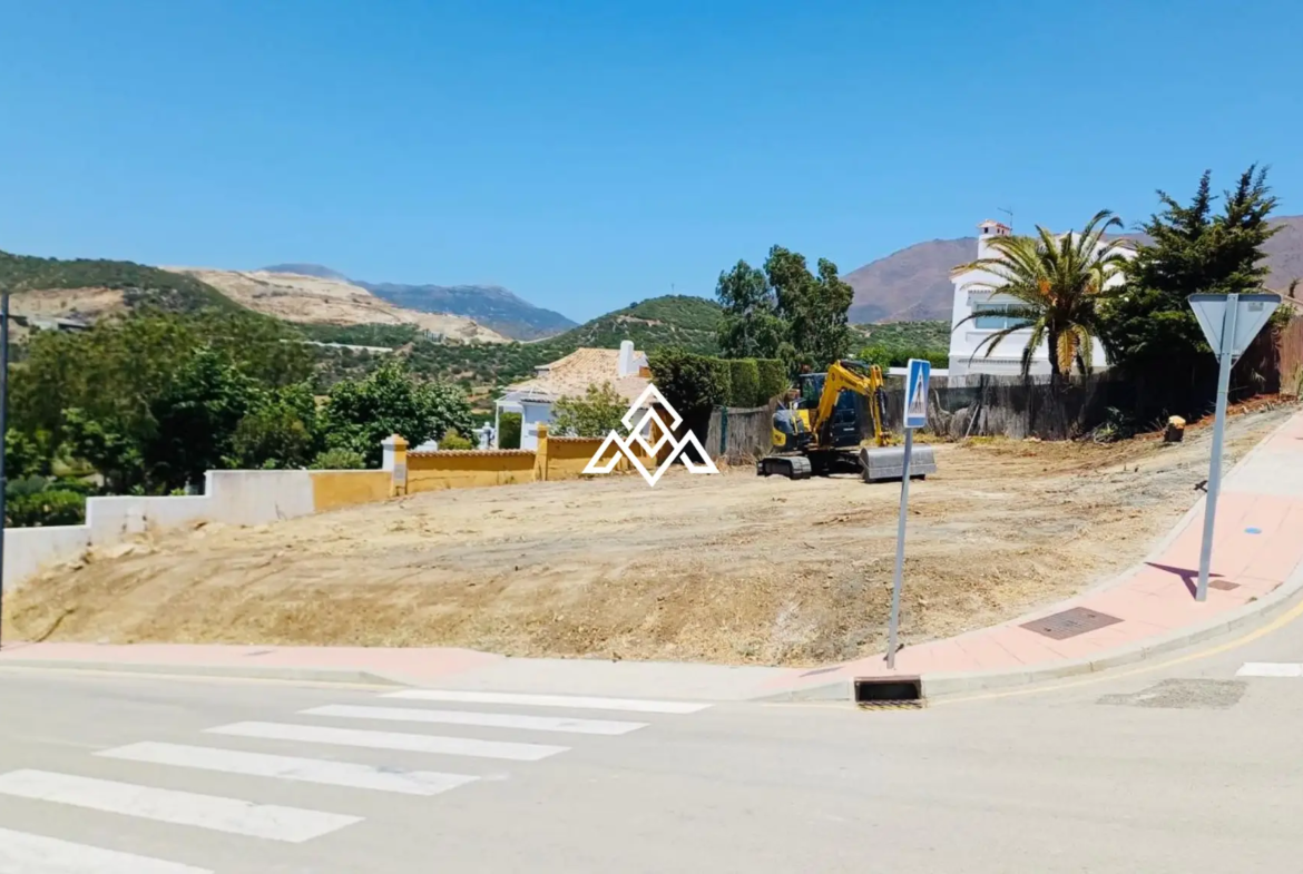Plot for sale in Valle Romano, Estepona, with southwest orientation, golf course and Mediterranean Sea views.