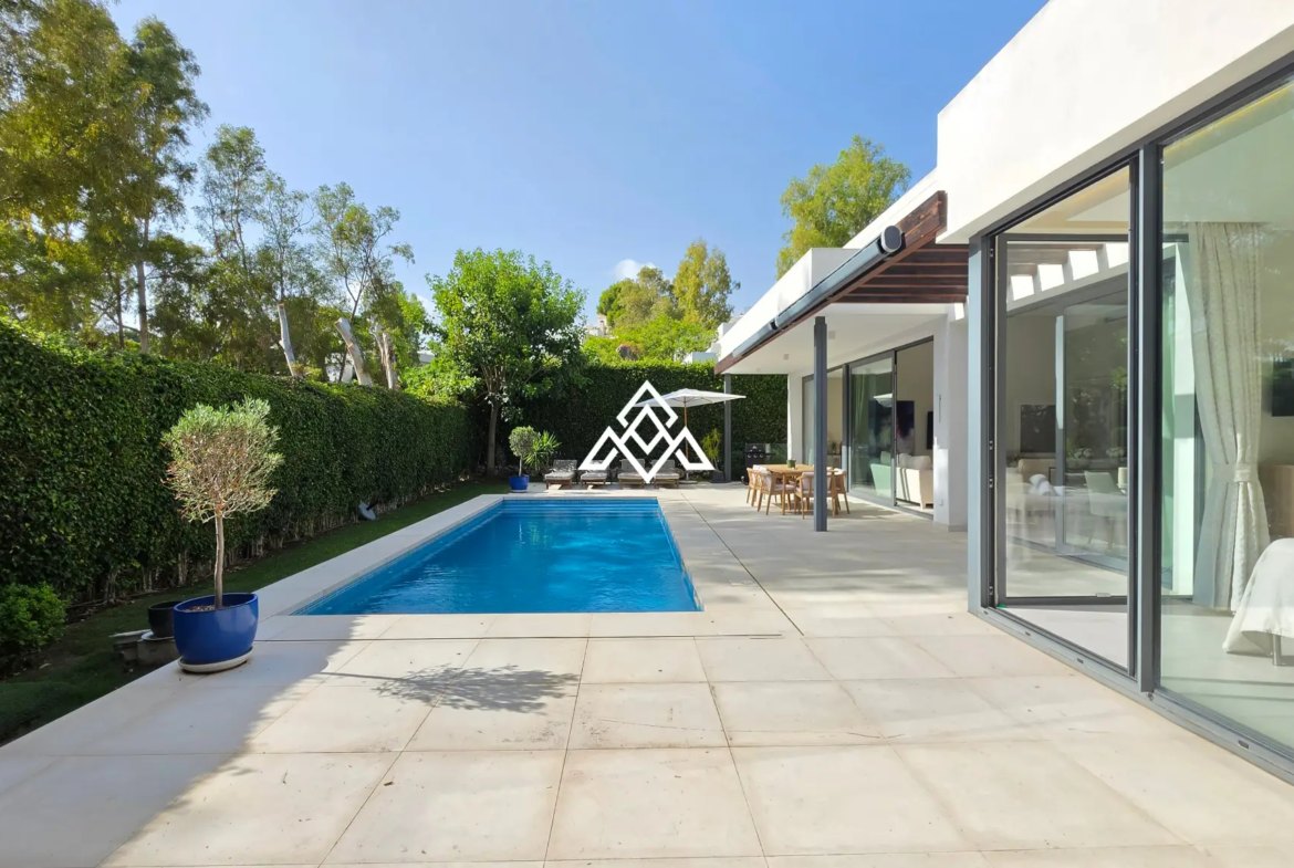 Contemporary Villa in Estepona with tourist licence, 4 bedrooms, private terraces and high rental income potential in a secure gated community.
