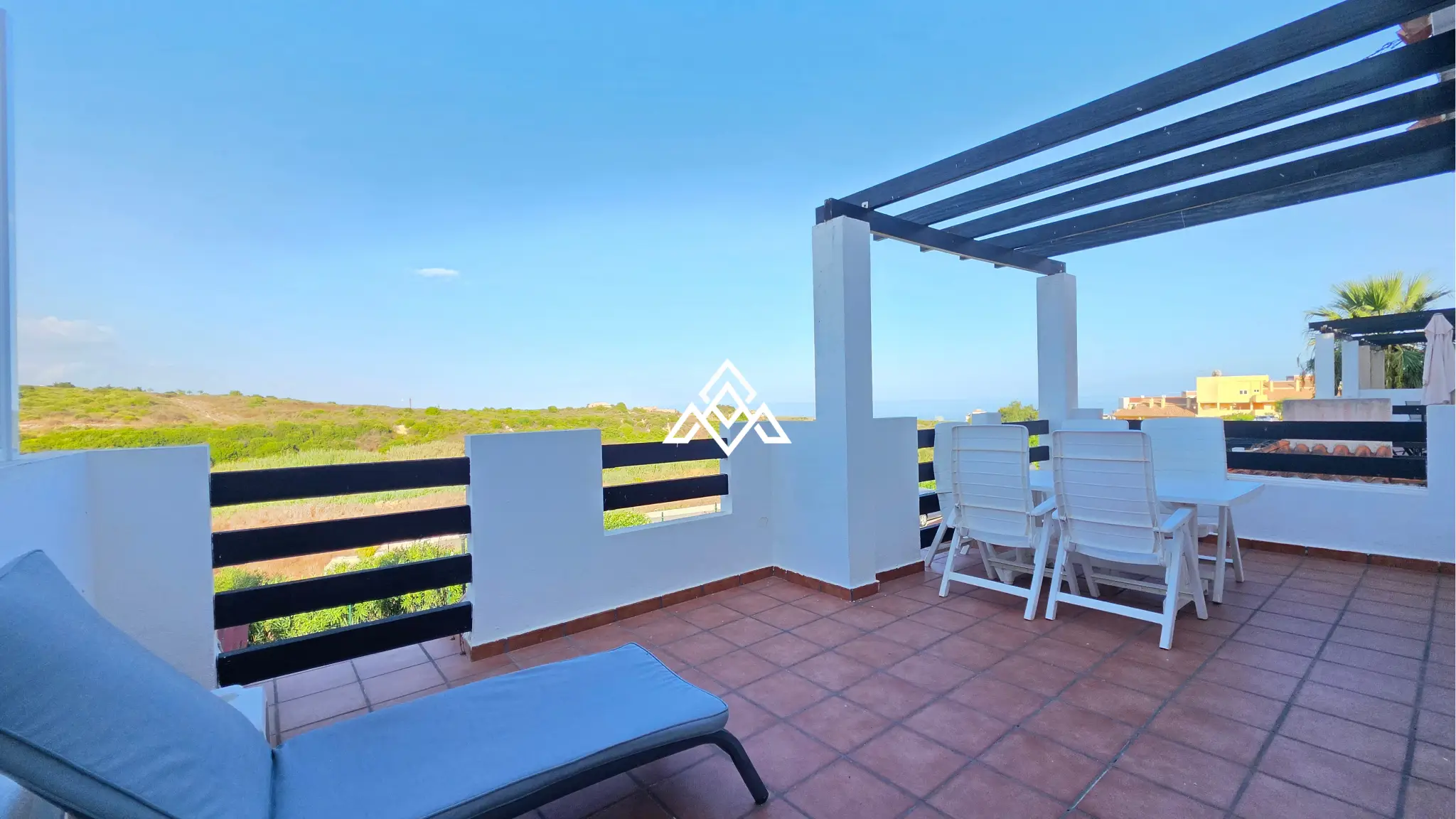 Vistalmar Duquesa apartment in Manilva with 2 bedrooms, 2 bathrooms, a 25 m² south-facing terrace and panoramic Mediterranean sea views.