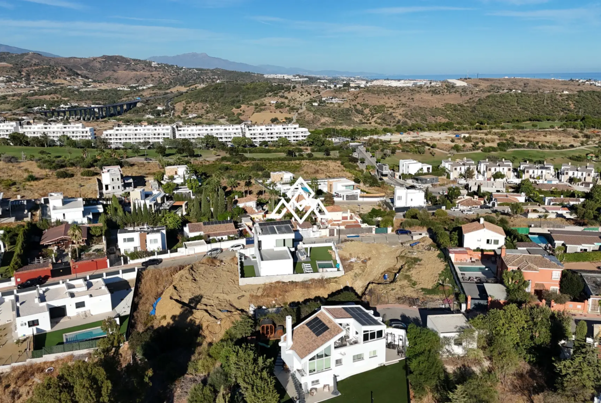 Valle Romano plot in Estepona with preliminary villa project and golf views