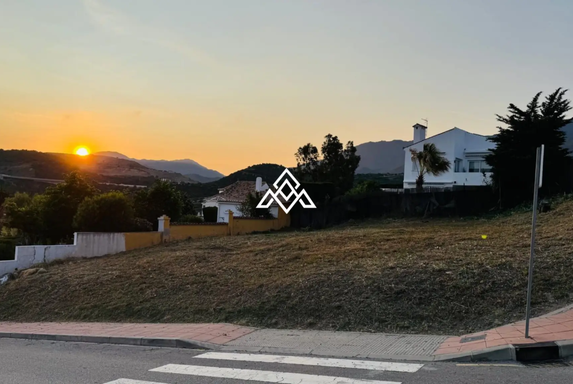 Plot for sale in Valle Romano, Estepona, with southwest orientation, golf course and Mediterranean Sea views.