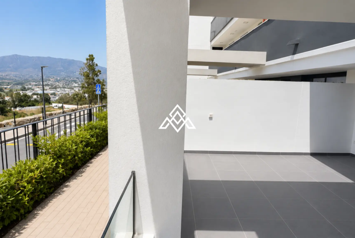 Hacienda el Sueño Apartment with private garden terrace and pool views in Mijas