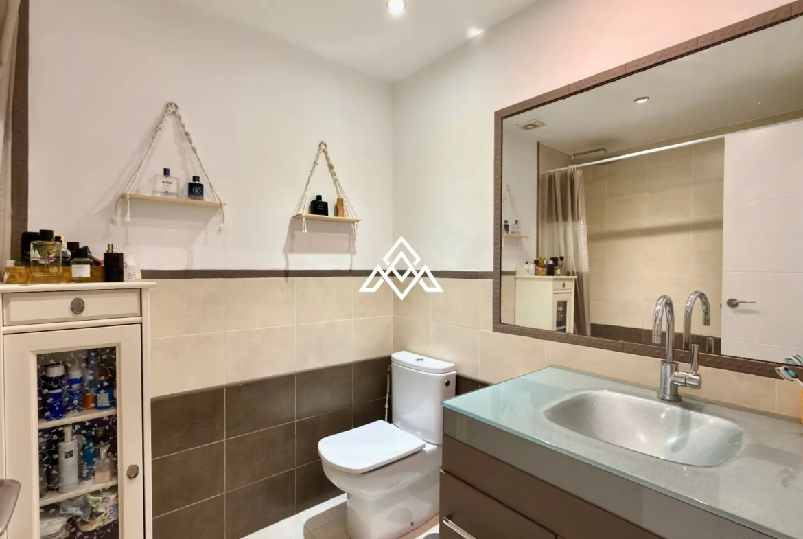 Elviria Townhouse with private jacuzzi, sea views and renovated patio in Marbella