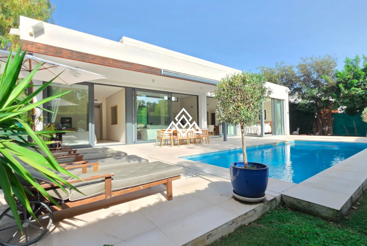 Contemporary Villa in Estepona with tourist licence, 4 bedrooms, private terraces and high rental income potential in a secure gated community.