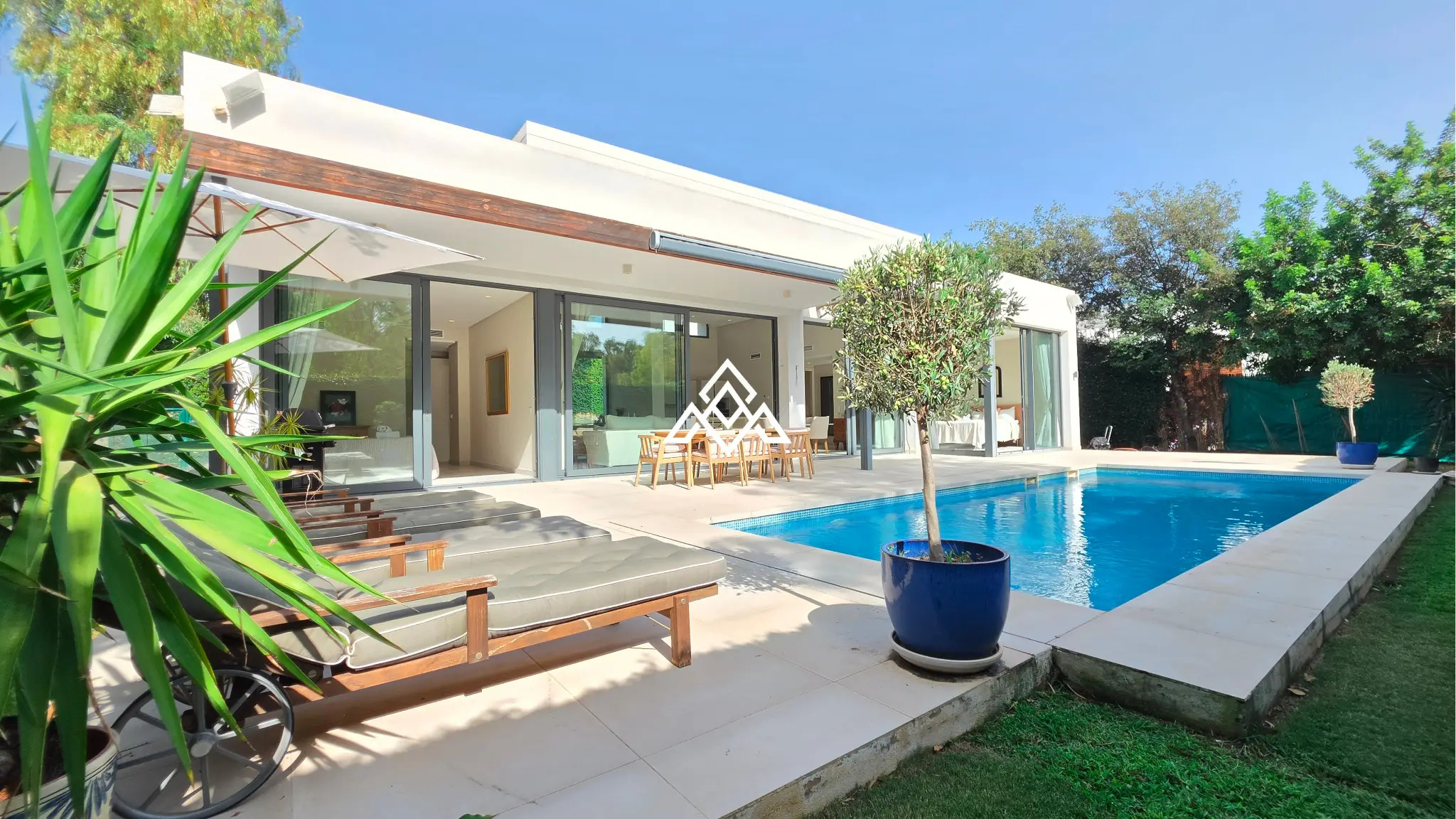 Contemporary Villa in Estepona with tourist licence, 4 bedrooms, private terraces and high rental income potential in a secure gated community.