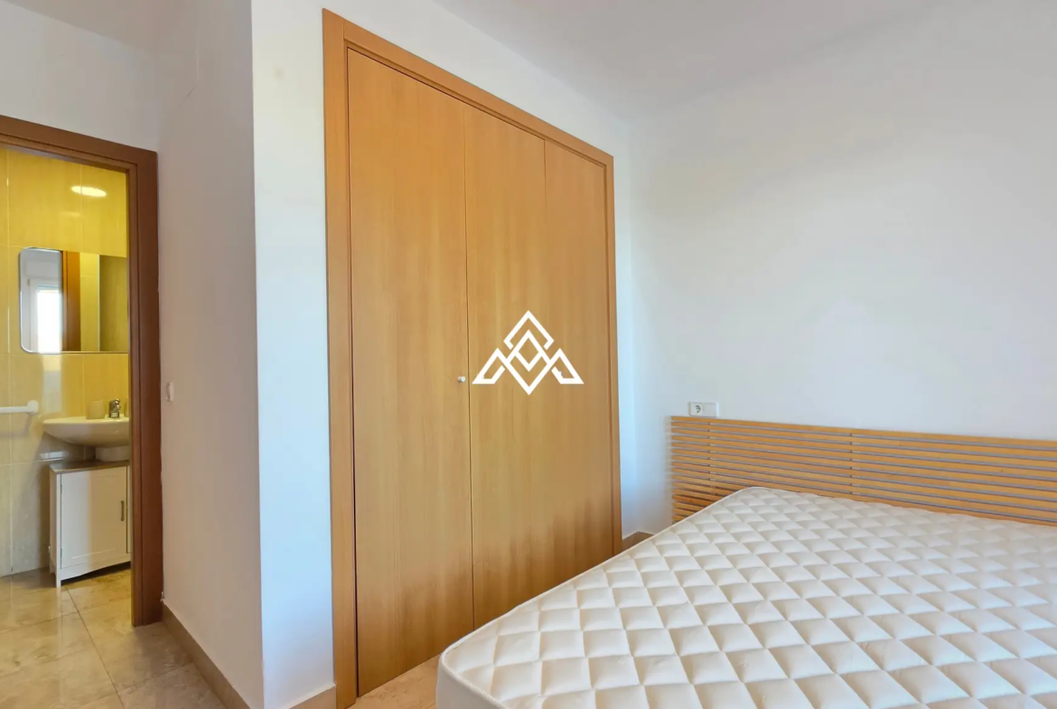 Vistalmar Duquesa apartment in Manilva with 2 bedrooms, 2 bathrooms, a 25 m² south-facing terrace and panoramic Mediterranean sea views.