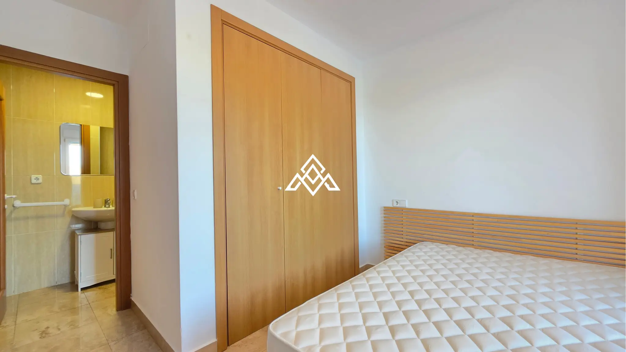 Vistalmar Duquesa apartment in Manilva with 2 bedrooms, 2 bathrooms, a 25 m² south-facing terrace and panoramic Mediterranean sea views.