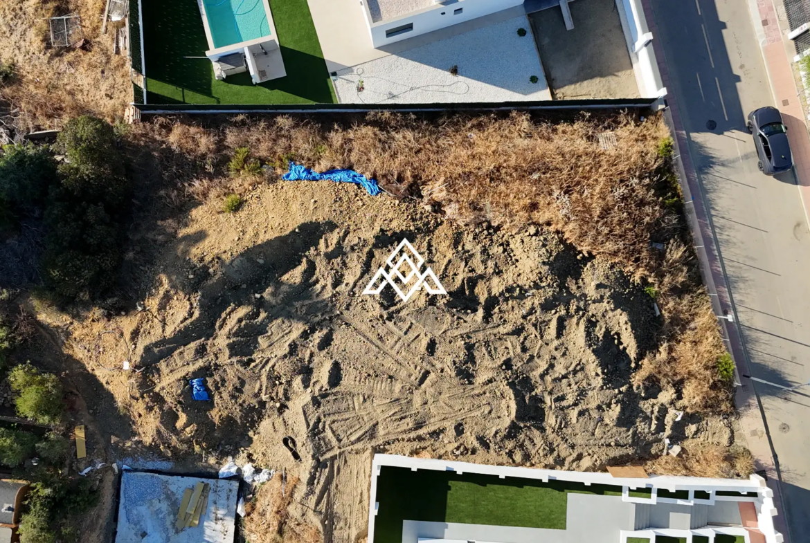 Valle Romano plot in Estepona with preliminary villa project and golf views