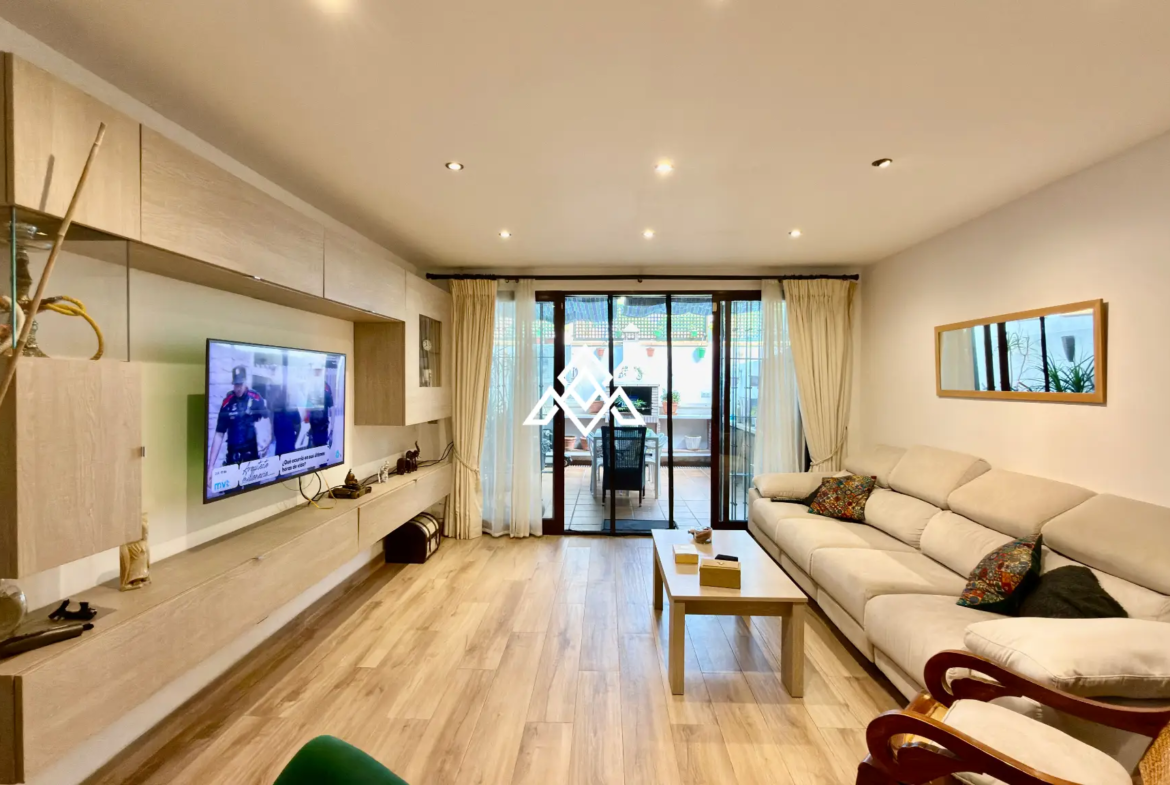 Elviria Townhouse with private jacuzzi, sea views and renovated patio in Marbella