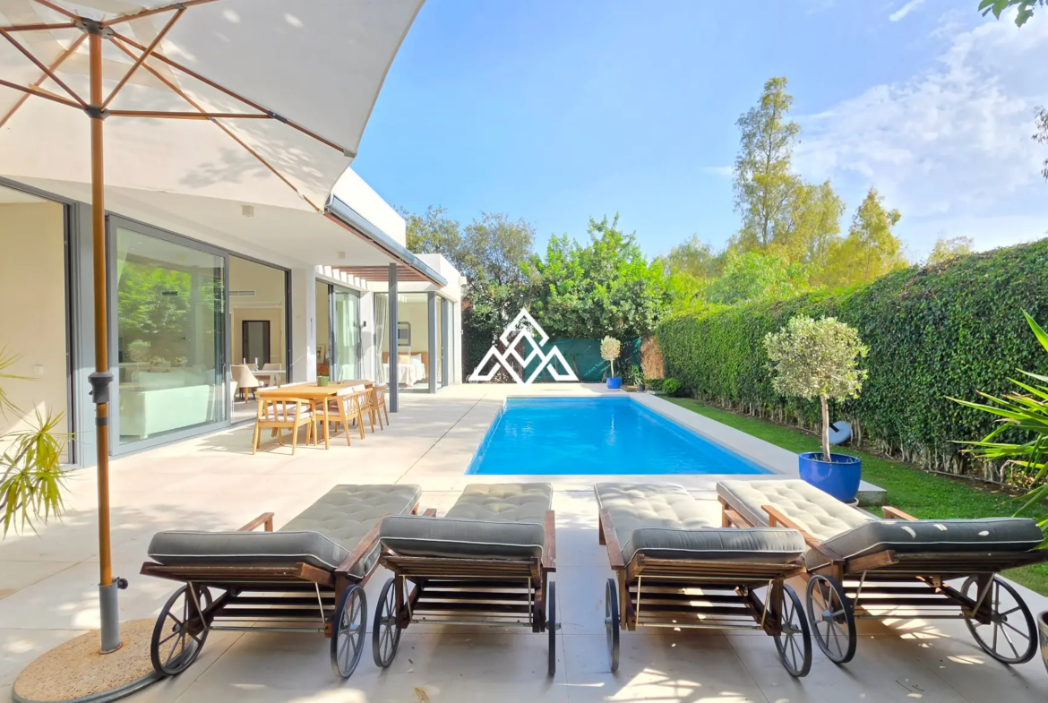 Contemporary Villa in Estepona with tourist licence, 4 bedrooms, private terraces and high rental income potential in a secure gated community.