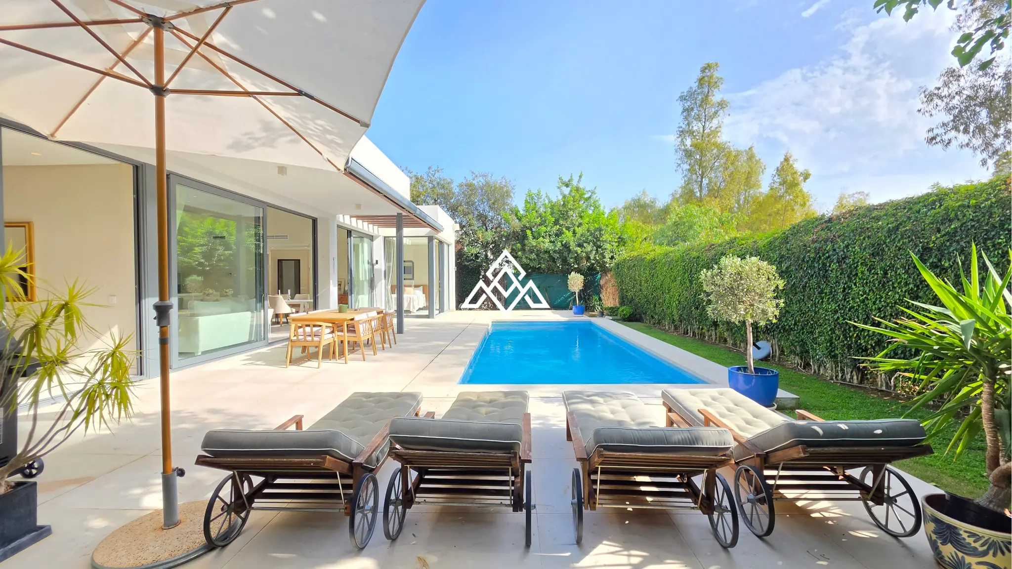 Contemporary Villa in Estepona with tourist licence, 4 bedrooms, private terraces and high rental income potential in a secure gated community.