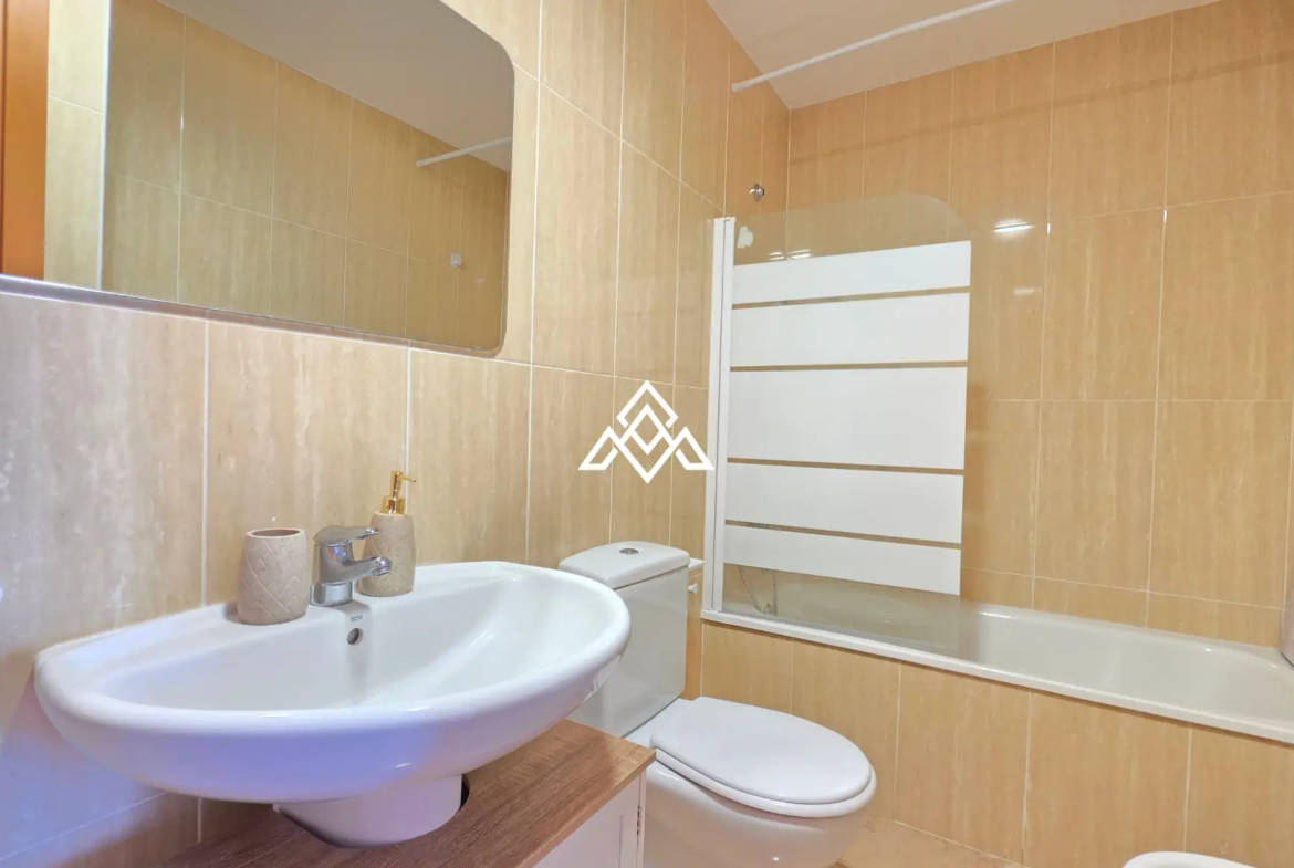Vistalmar Duquesa apartment in Manilva with 2 bedrooms, 2 bathrooms, a 25 m² south-facing terrace and panoramic Mediterranean sea views.