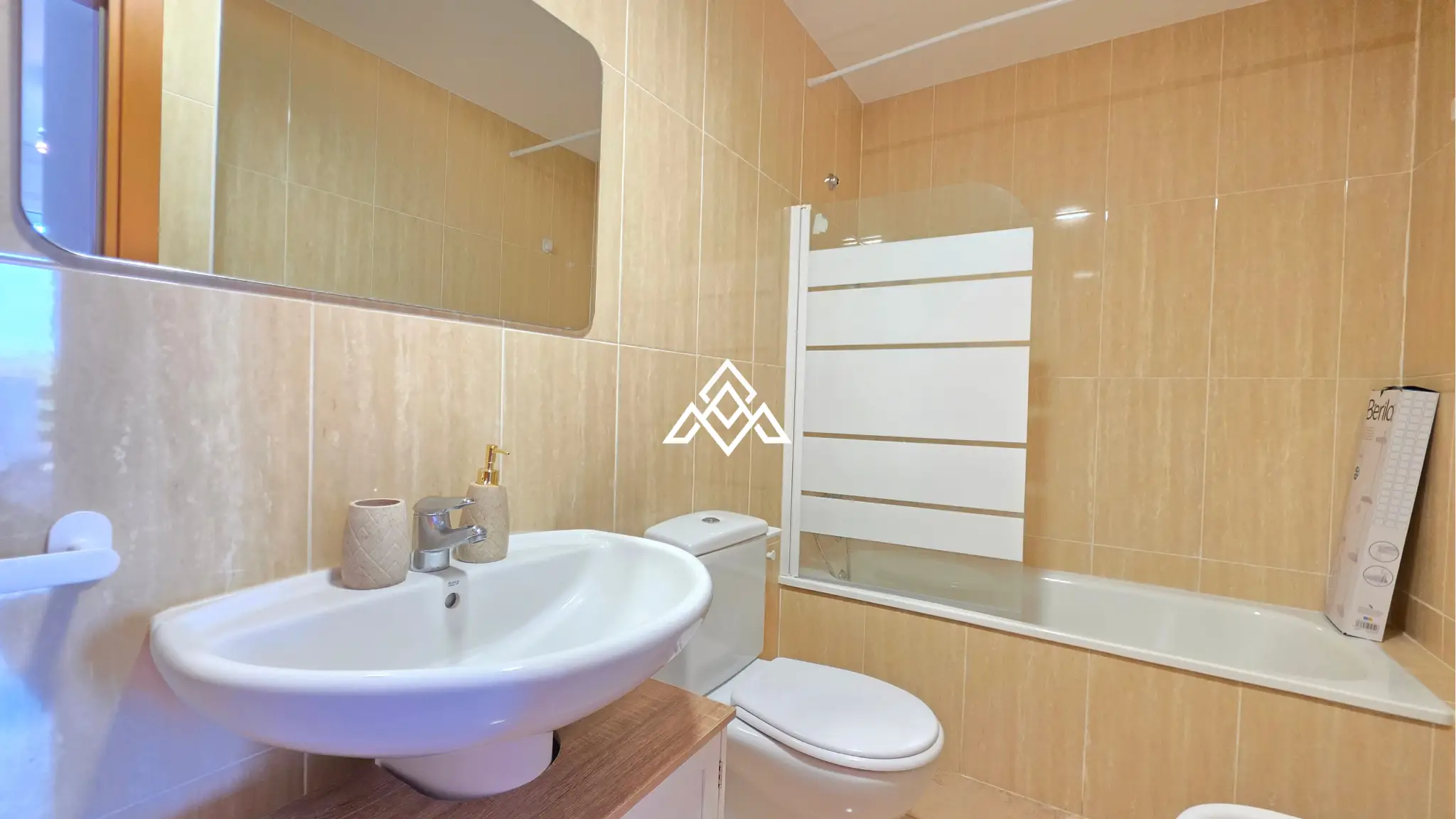 Vistalmar Duquesa apartment in Manilva with 2 bedrooms, 2 bathrooms, a 25 m² south-facing terrace and panoramic Mediterranean sea views.