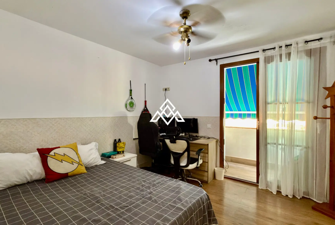 Elviria Townhouse with private jacuzzi, sea views and renovated patio in Marbella