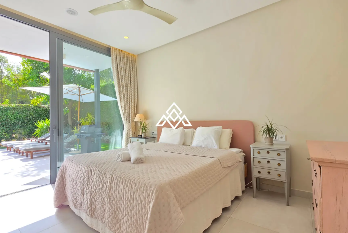 Contemporary Villa in Estepona with tourist licence, 4 bedrooms, private terraces and high rental income potential in a secure gated community.
