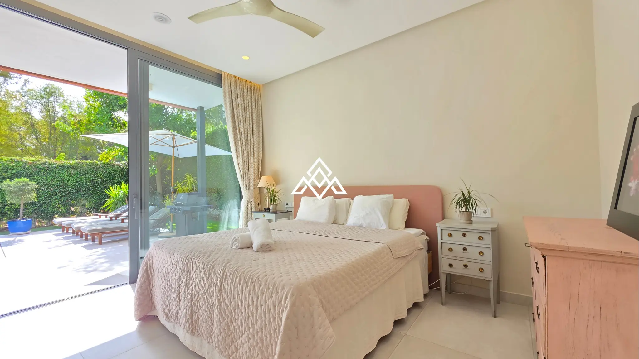 Contemporary Villa in Estepona with tourist licence, 4 bedrooms, private terraces and high rental income potential in a secure gated community.