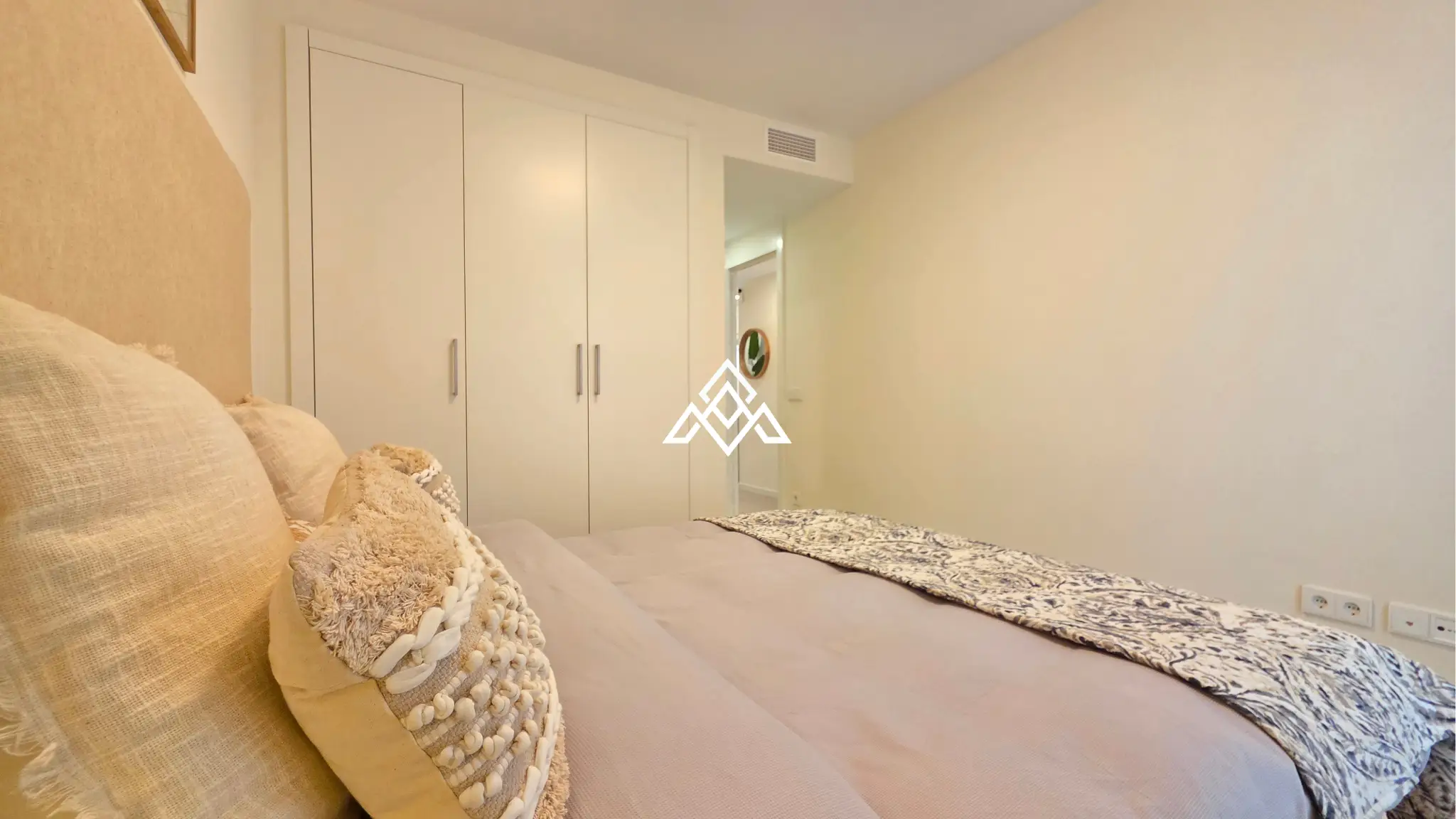 Estepona Garden Apartment with private garden, terrace, garage and valid tourist licence. Ideal investment property in Spain.