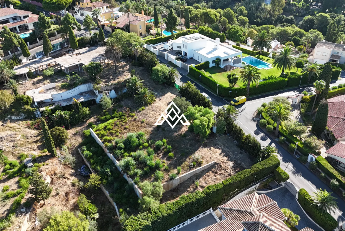Hacienda de Las Chapas plot for sale in Marbella with panoramic sea views, 4,000 m² of land and a villa project awaiting a building licence.