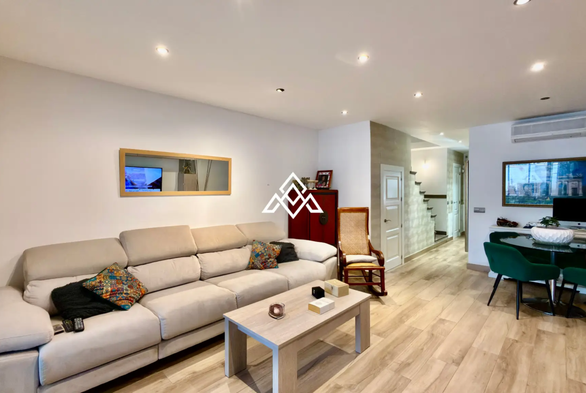 Elviria Townhouse with private jacuzzi, sea views and renovated patio in Marbella