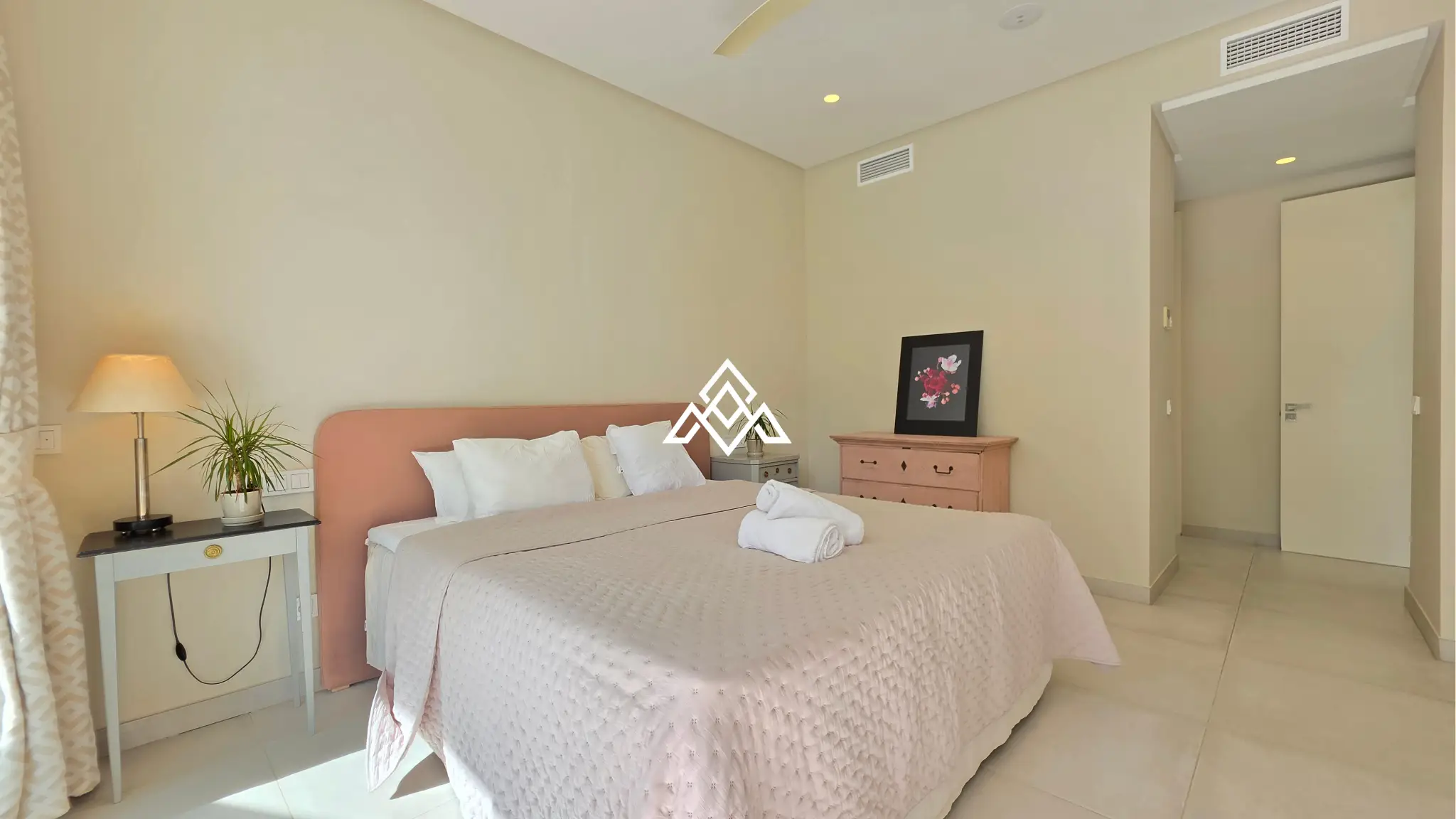 Contemporary Villa in Estepona with tourist licence, 4 bedrooms, private terraces and high rental income potential in a secure gated community.