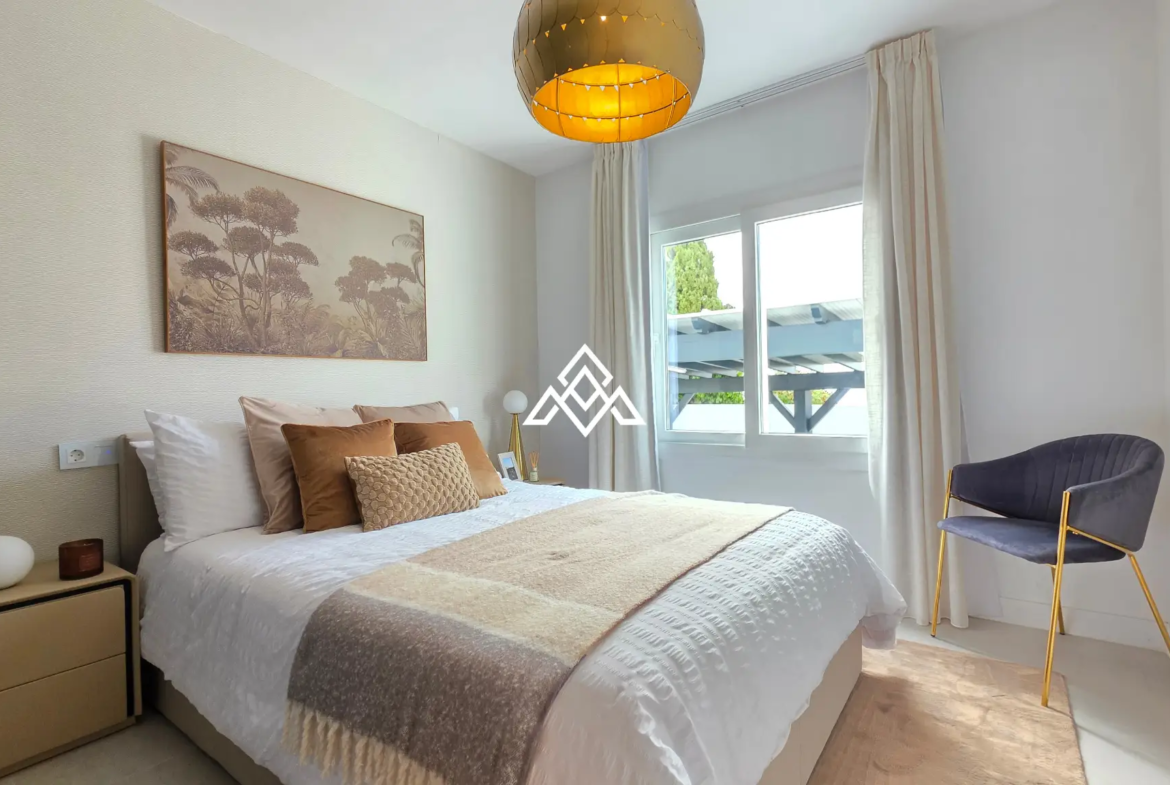 Discover this brand-new renovated villa in Riviera del Sol, Mijas Costa, with panoramic sea views, 3 bedrooms, 3 bathrooms and spacious terraces.