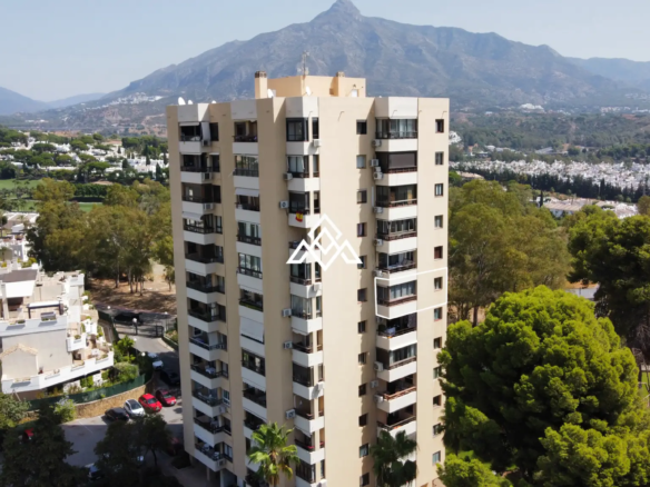 Torres de Aloha Apartment with sea and La Concha mountain views in Marbella