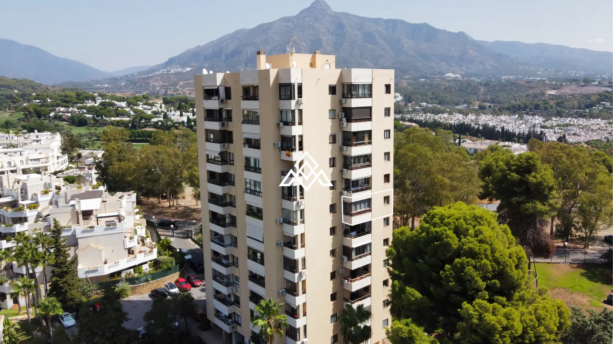 Torres de Aloha Apartment with sea and La Concha mountain views in Marbella