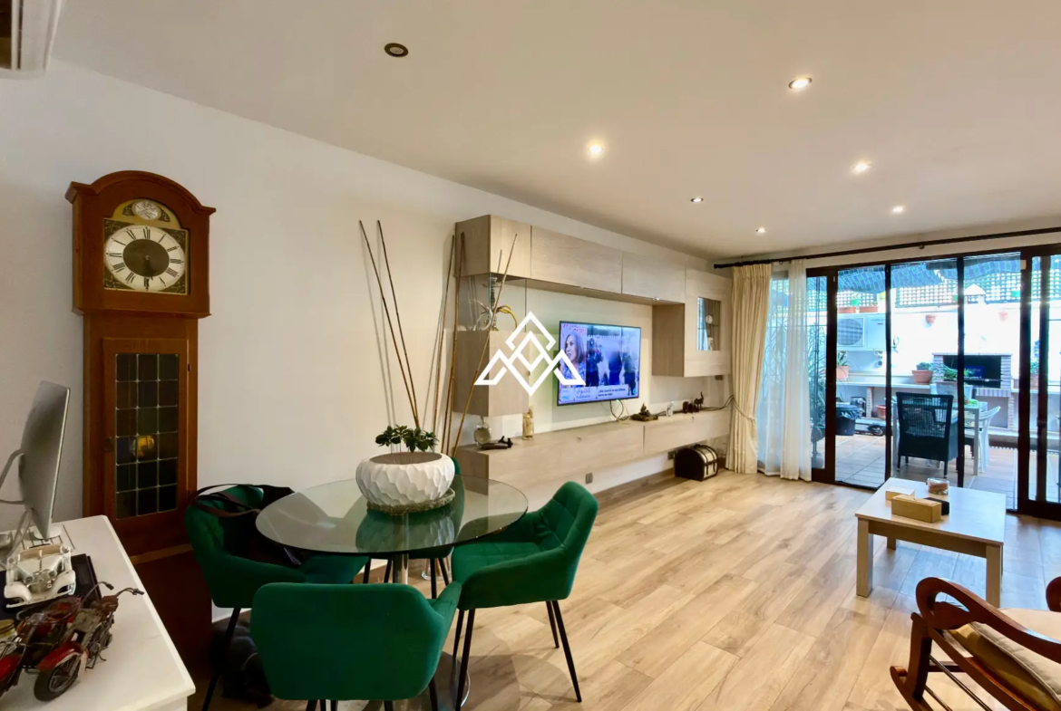 Elviria Townhouse with private jacuzzi, sea views and renovated patio in Marbella