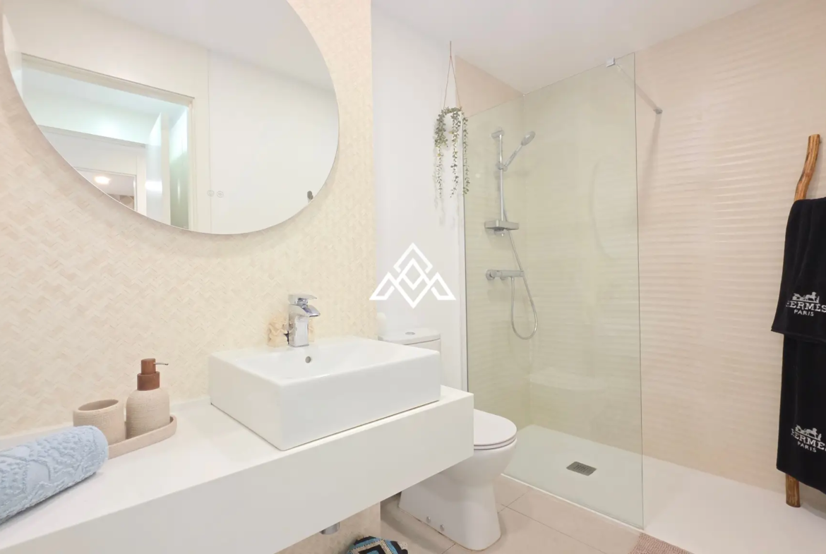 Estepona Garden Apartment with private garden, terrace, garage and valid tourist licence. Ideal investment property in Spain.
