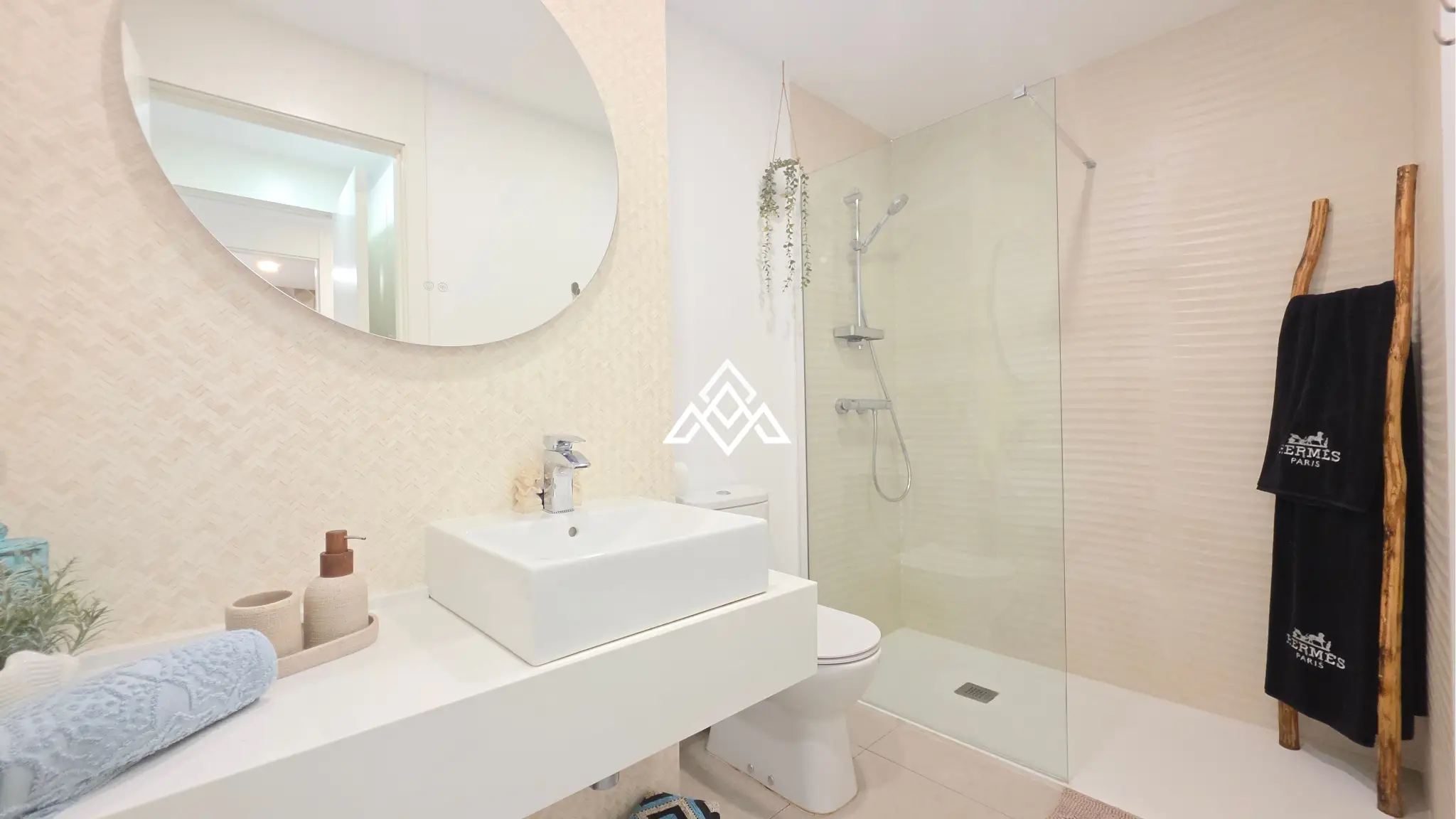 Estepona Garden Apartment with private garden, terrace, garage and valid tourist licence. Ideal investment property in Spain.