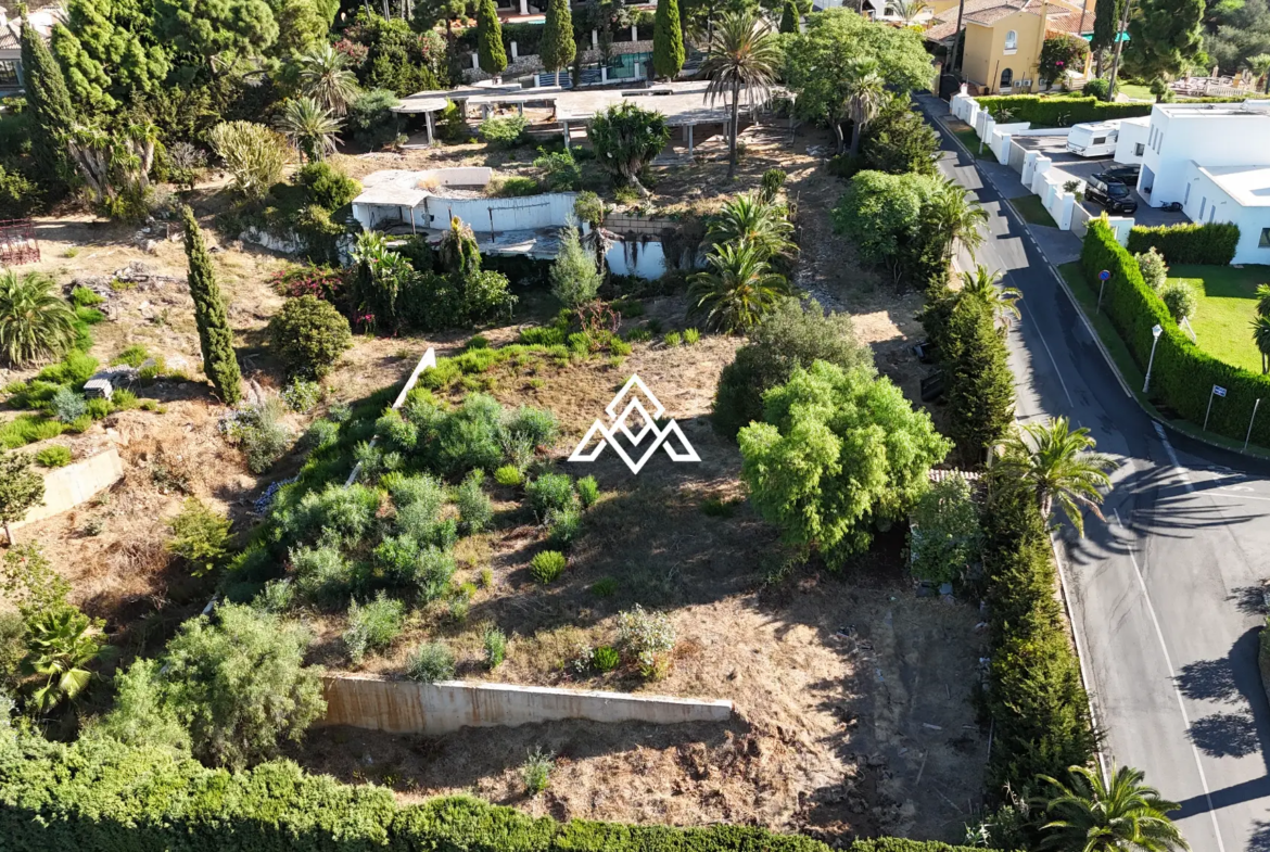 Hacienda de Las Chapas plot for sale in Marbella with panoramic sea views, 4,000 m² of land and a villa project awaiting a building licence.