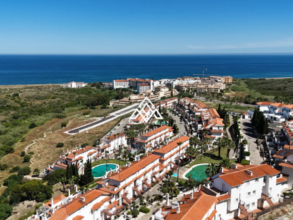 Vistalmar Duquesa apartment in Manilva with 2 bedrooms, 2 bathrooms, a 25 m² south-facing terrace and panoramic Mediterranean sea views.