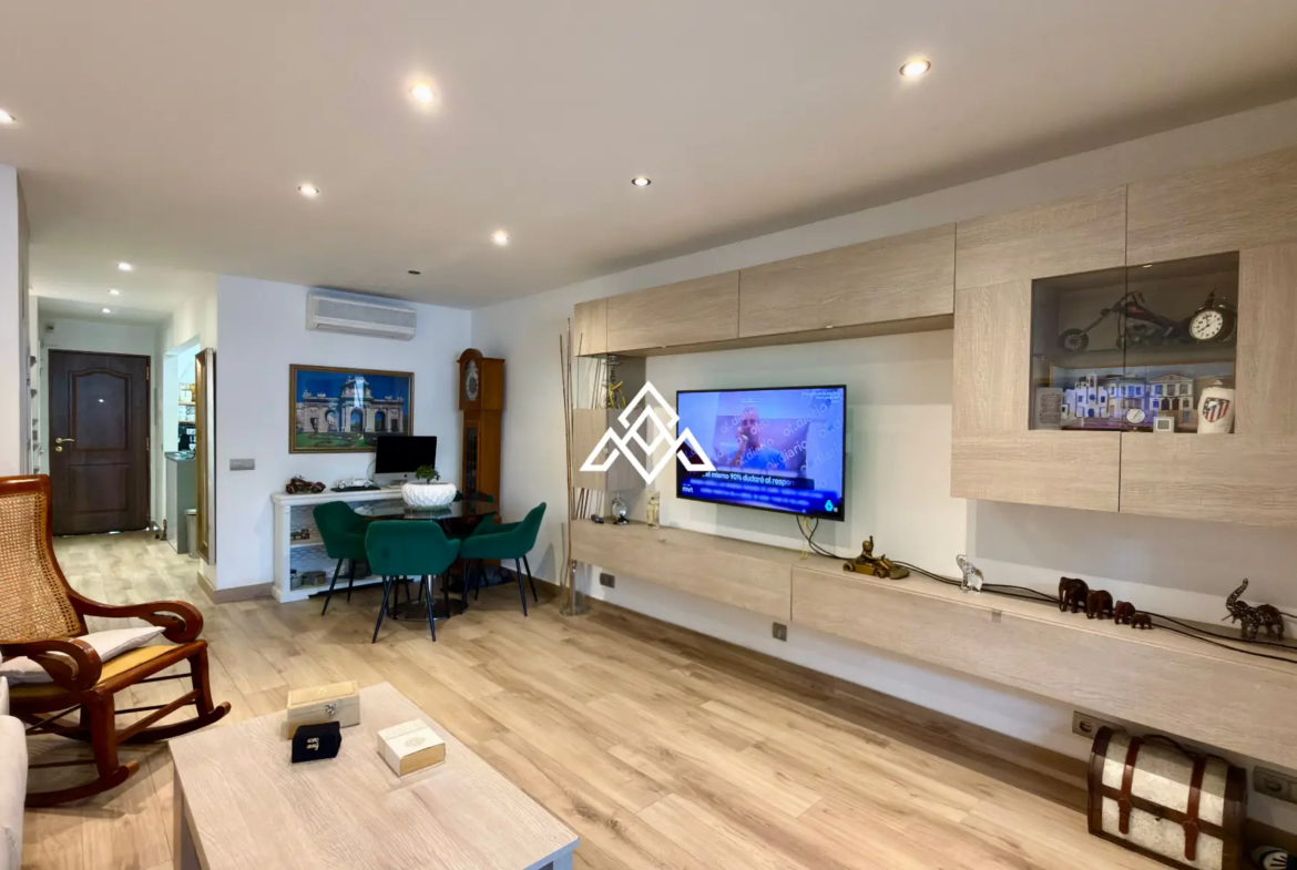 Elviria Townhouse with private jacuzzi, sea views and renovated patio in Marbella