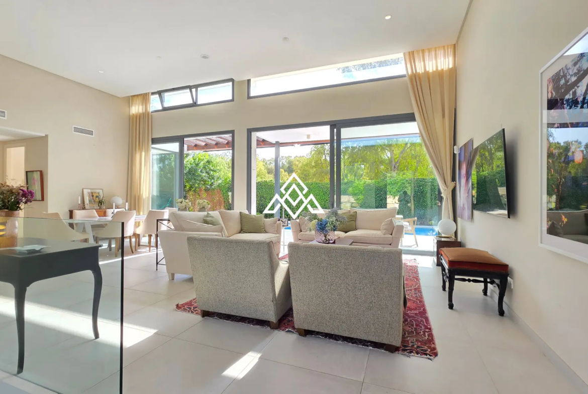 Contemporary Villa in Estepona with tourist licence, 4 bedrooms, private terraces and high rental income potential in a secure gated community.