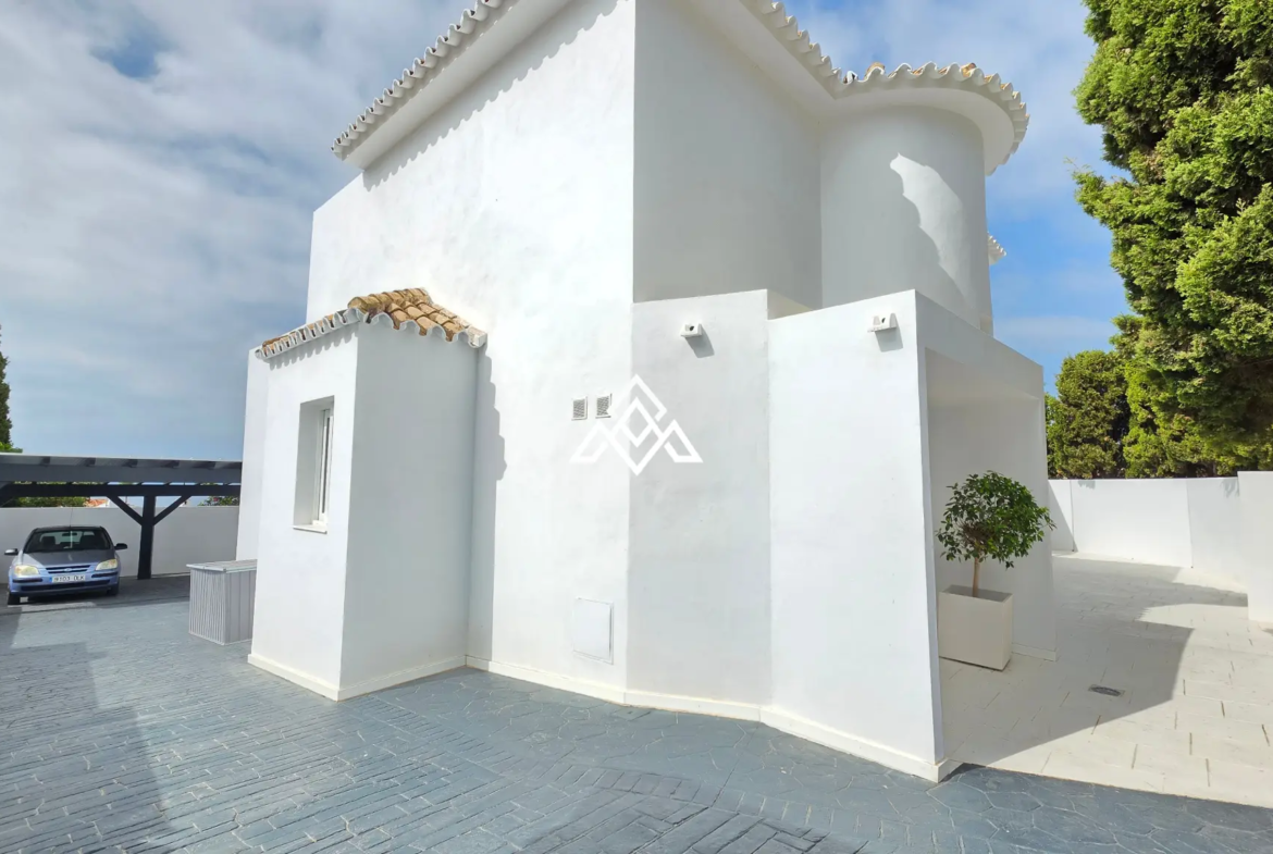 Discover this brand-new renovated villa in Riviera del Sol, Mijas Costa, with panoramic sea views, 3 bedrooms, 3 bathrooms and spacious terraces.
