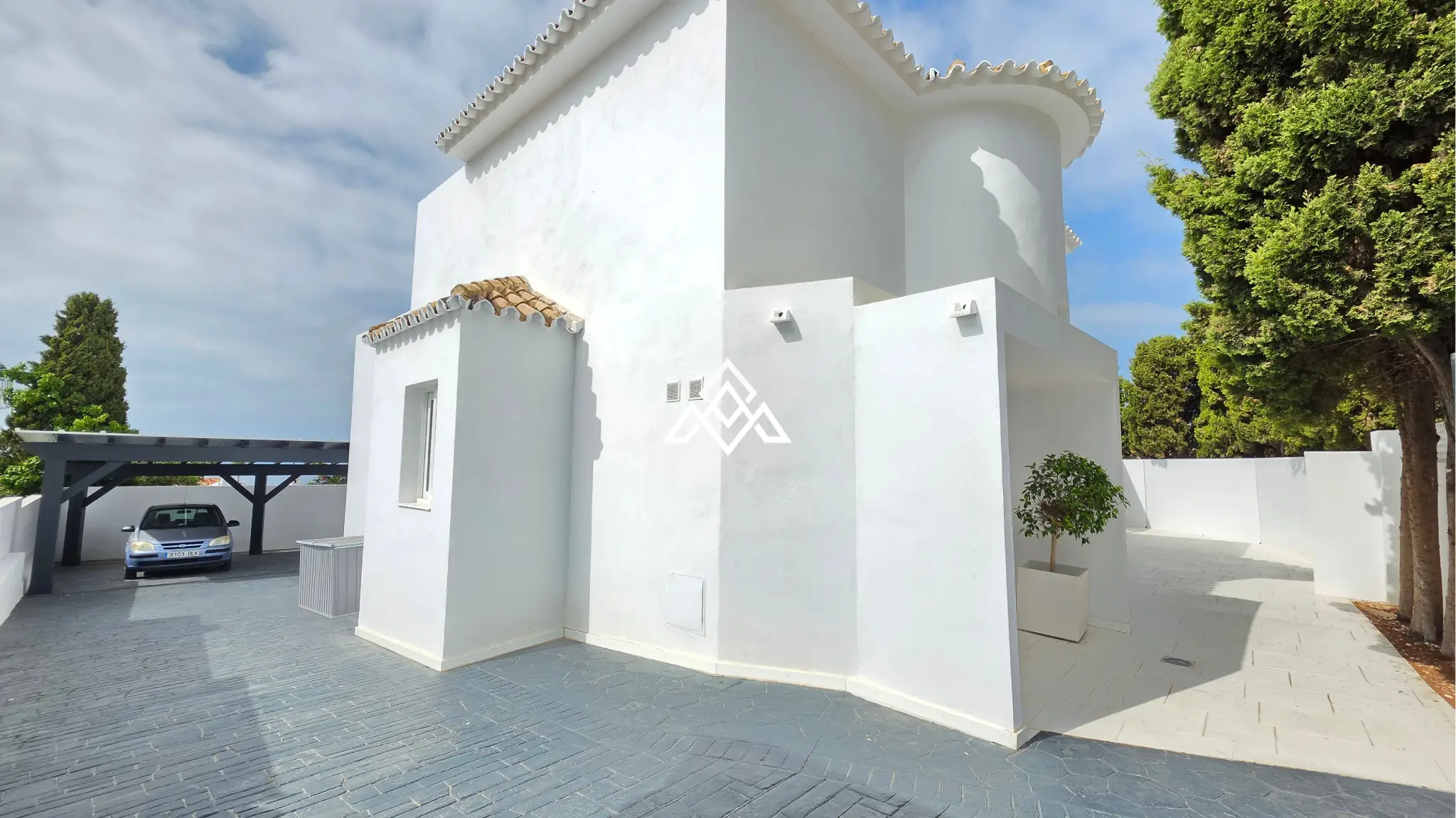MPA-0122 Discover this brand-new renovated villa in Riviera del Sol, Mijas Costa, with panoramic sea views, 3 bedrooms, 3 bathrooms and spacious terraces.