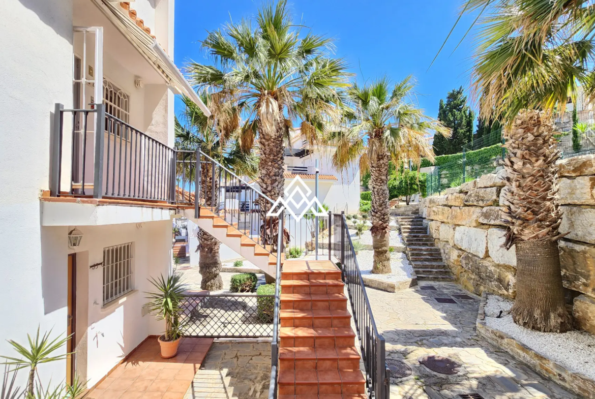 Vistalmar Duquesa apartment in Manilva with 2 bedrooms, 2 bathrooms, a 25 m² south-facing terrace and panoramic Mediterranean sea views.
