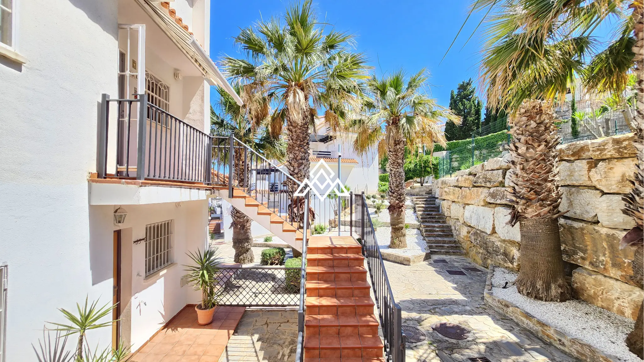 Vistalmar Duquesa apartment in Manilva with 2 bedrooms, 2 bathrooms, a 25 m² south-facing terrace and panoramic Mediterranean sea views.