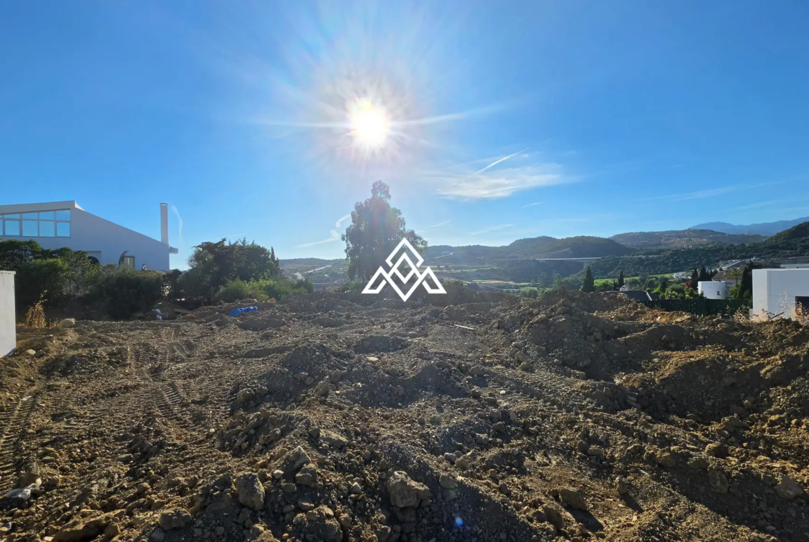 Valle Romano plot in Estepona with preliminary villa project and golf views